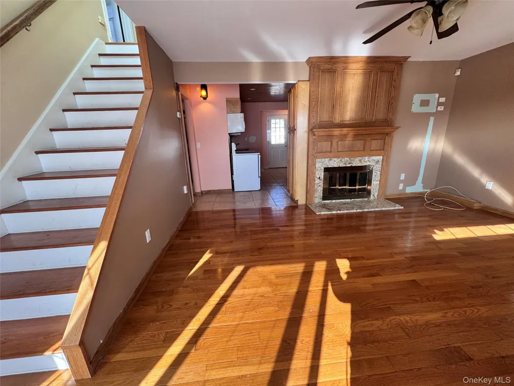 37 Spray Lane Hicksville, NY 11801