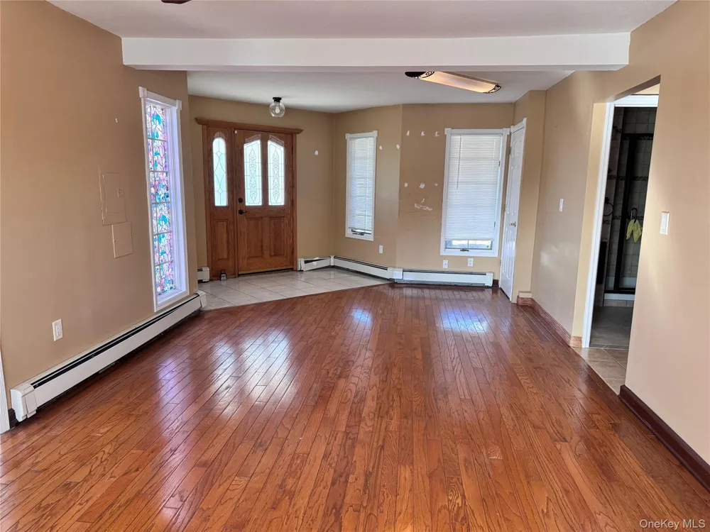 37 Spray Lane Hicksville, NY 11801