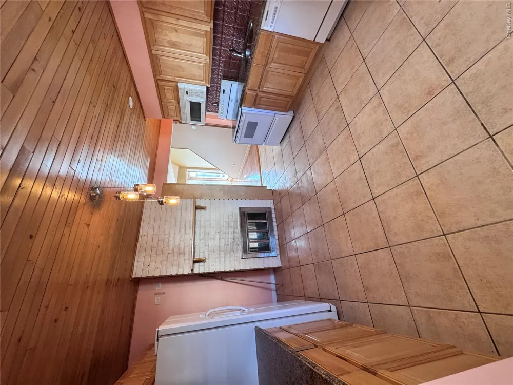37 Spray Lane Hicksville, NY 11801