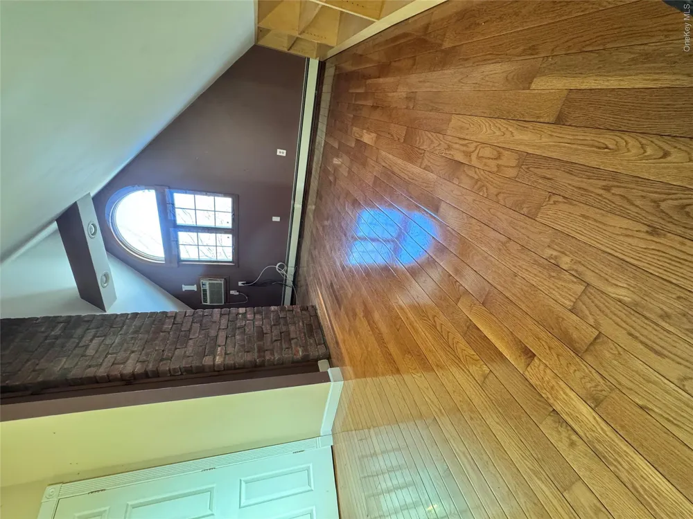 37 Spray Lane Hicksville, NY 11801