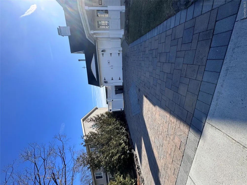 37 Spray Lane Hicksville, NY 11801