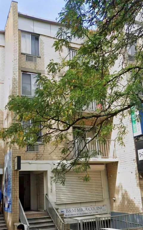 35-20 Union St