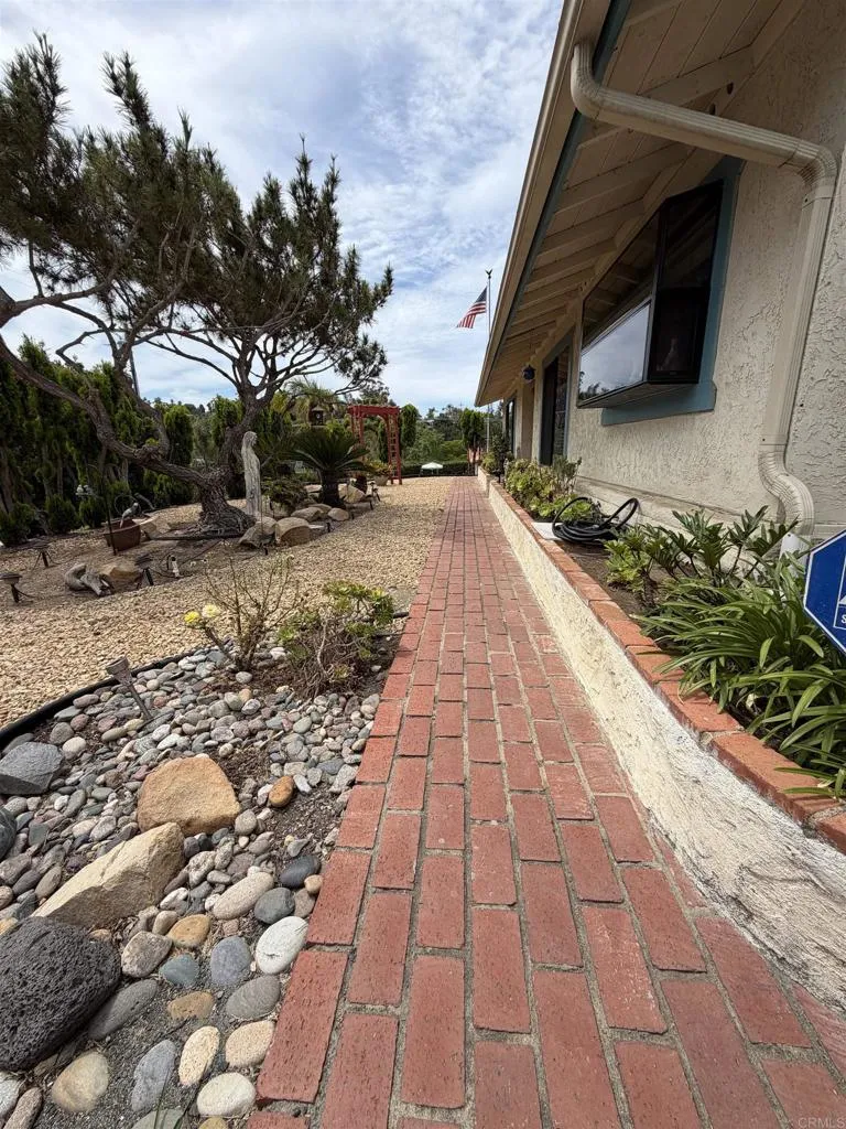 1154 Monte Vista Dr Vista, CA 92084
