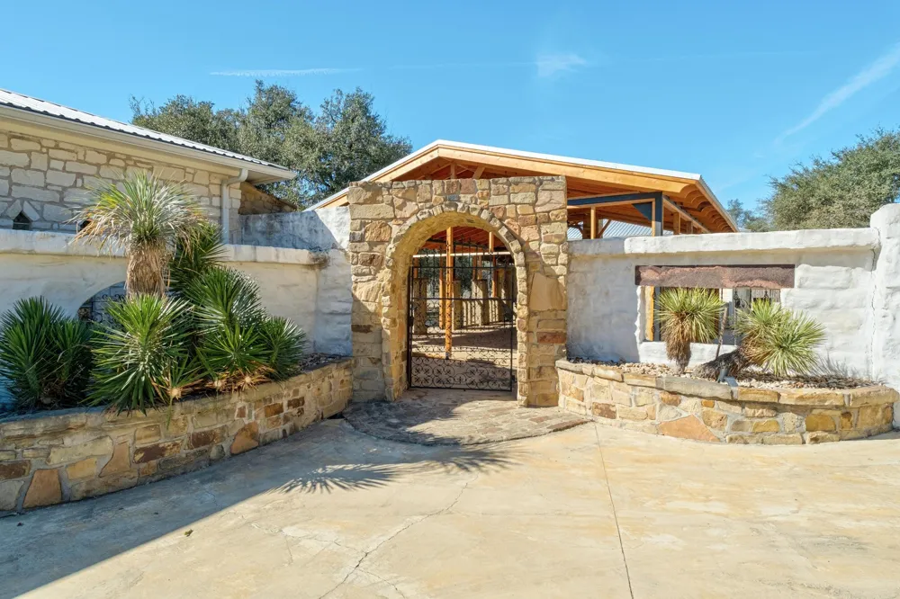 340 Barton Ranch Road Dripping Springs, TX 78620