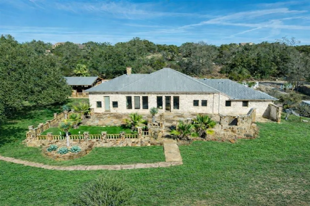 340 Barton Ranch Road Dripping Springs, TX 78620