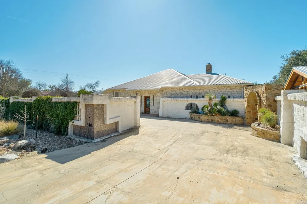 340 Barton Ranch Road Dripping Springs, TX 78620