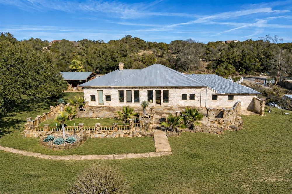340 Barton Ranch Road Dripping Springs, TX 78620