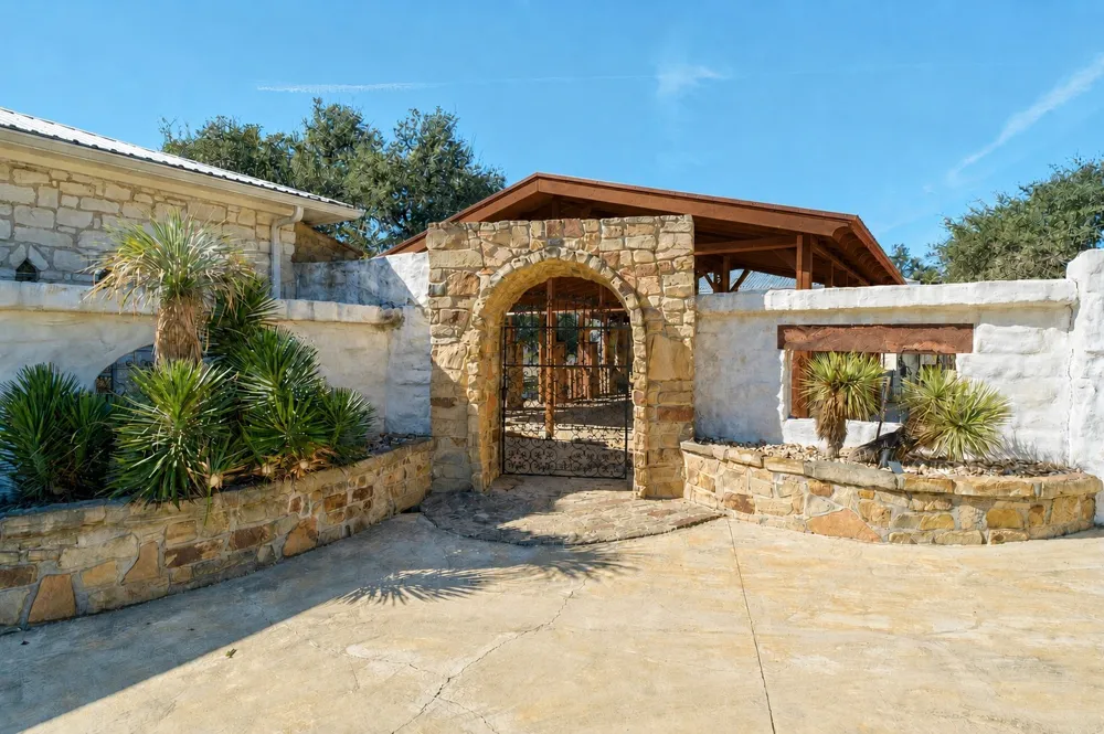 340 Barton Ranch Road Dripping Springs, TX 78620