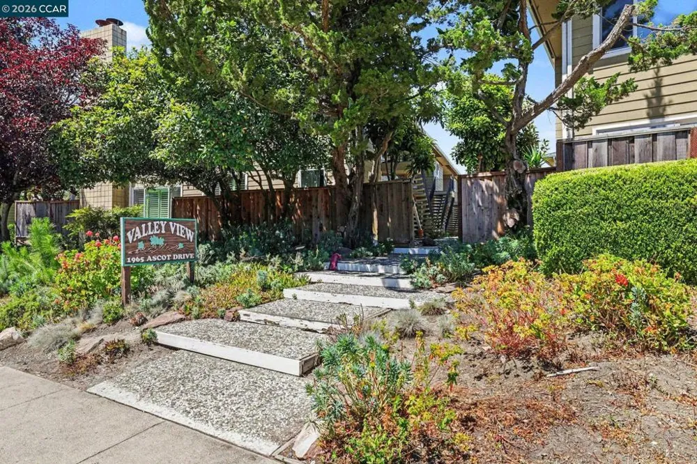 1965 Ascot Dr #6 Moraga, CA 94556