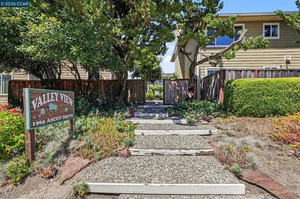 1965 Ascot Dr #6 Moraga, CA 94556