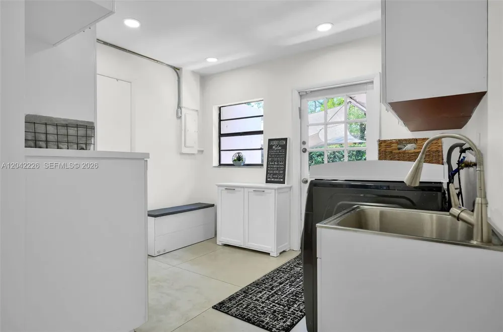 5801 SW 37th Ter Dania Beach, FL 33312