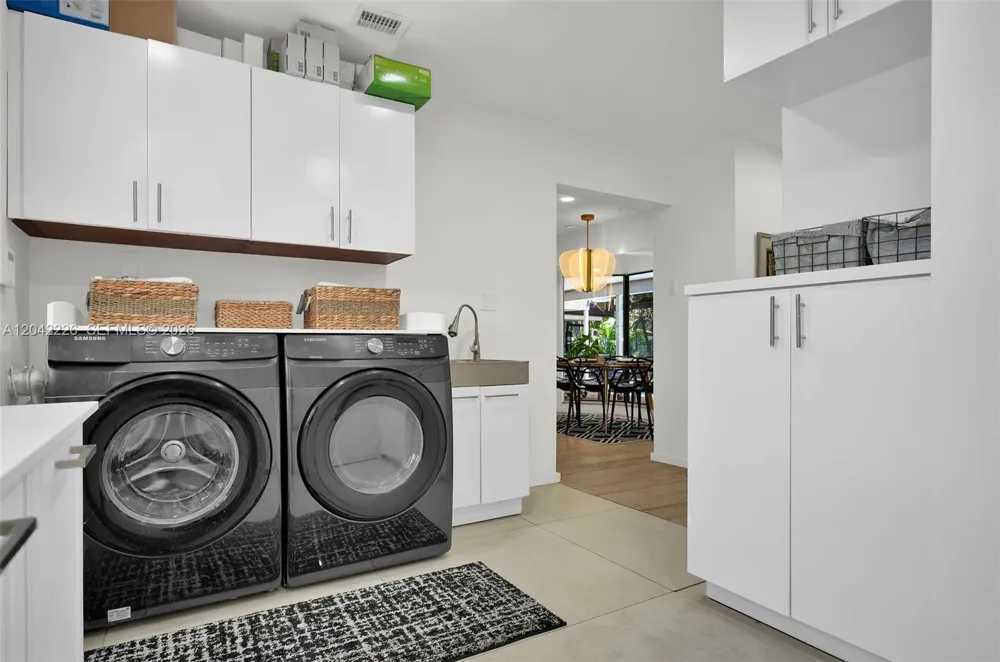 5801 SW 37th Ter Dania Beach, FL 33312