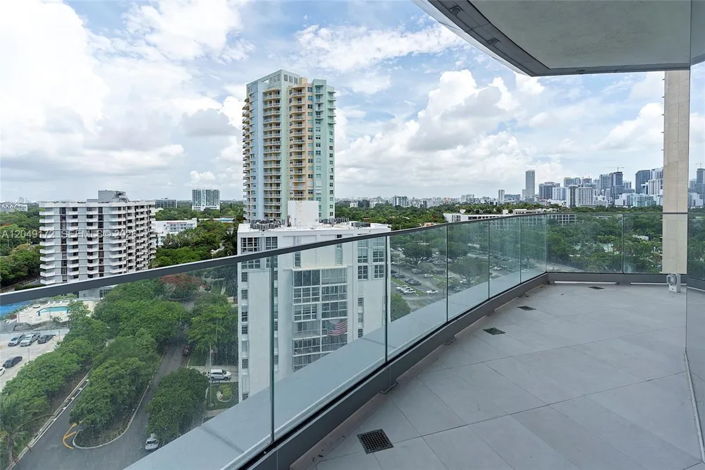 175 SE 25th Rd #1003 Miami, FL 33129