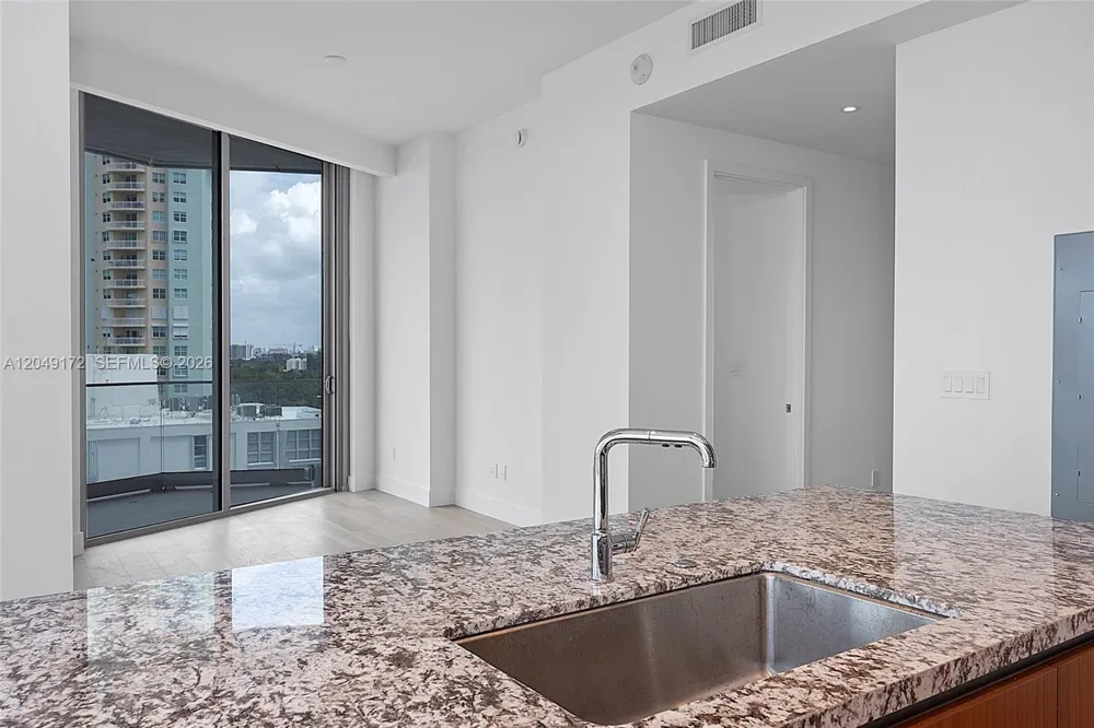 175 SE 25th Rd #1003 Miami, FL 33129