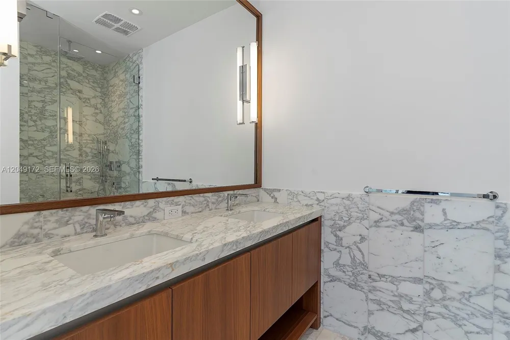 175 SE 25th Rd #1003 Miami, FL 33129