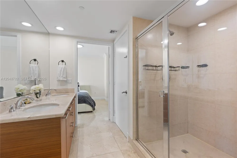 50 Biscayne Blvd #5210 Miami, FL 33132