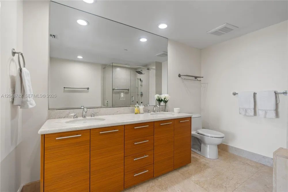 50 Biscayne Blvd #5210 Miami, FL 33132