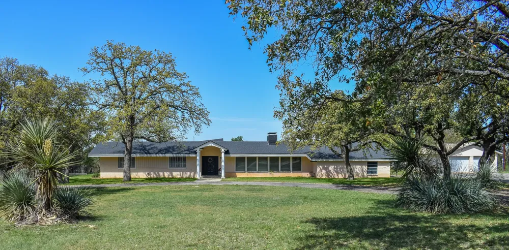 1124 W 6th Brady, TX 76825