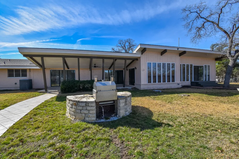 1124 W 6th Brady, TX 76825