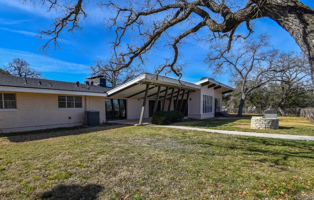 1124 W 6th Brady, TX 76825