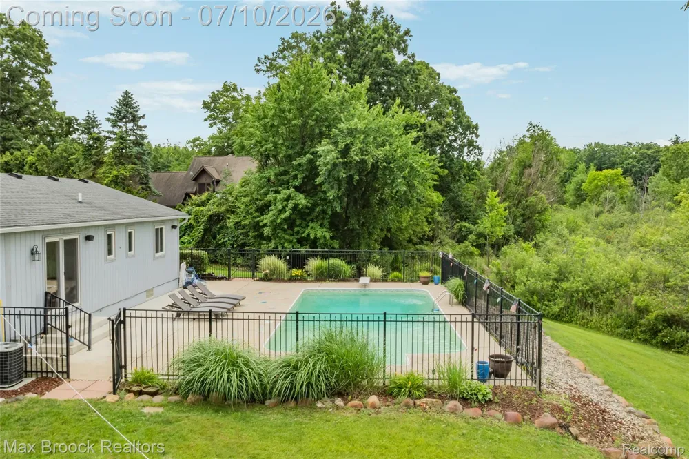 2000 Matthew Street Commerce Charter Township, MI 48390