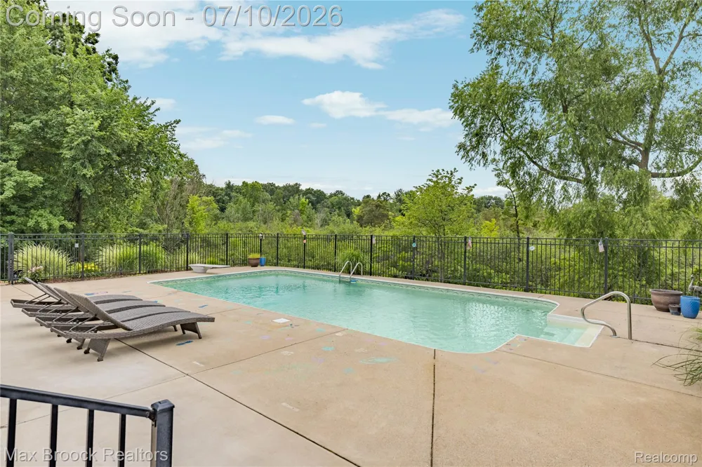 2000 Matthew Street Commerce Charter Township, MI 48390