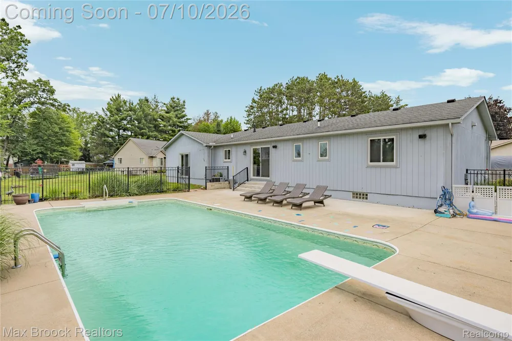 2000 Matthew Street Commerce Charter Township, MI 48390