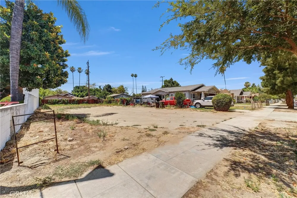 968 E Mission Boulevard Pomona, CA 91766