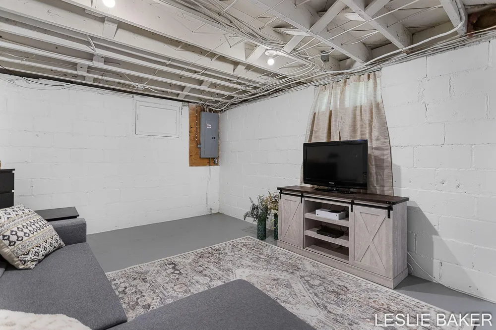 337 Colonial Street Zeeland, MI 49464