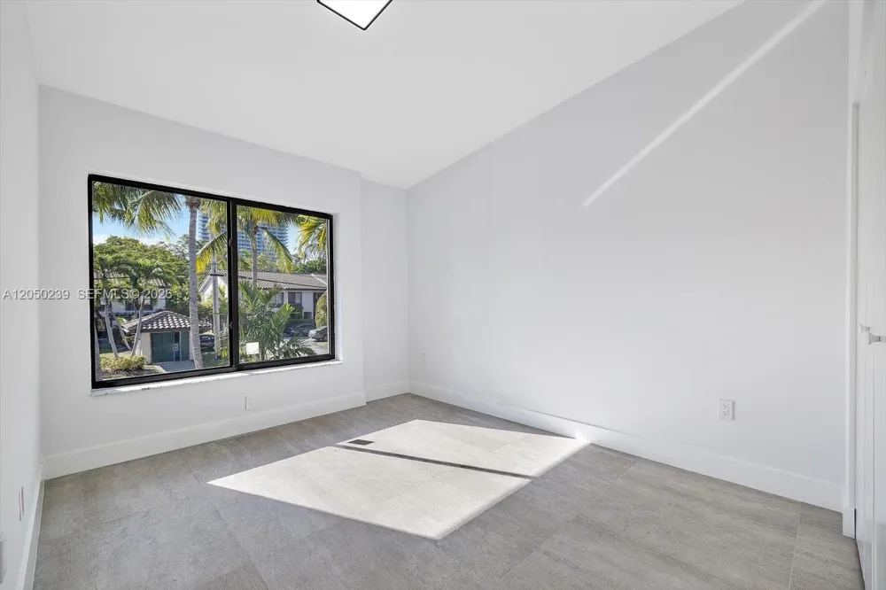 16449 NE 26 Ave #16 North Miami Beach, FL 33160