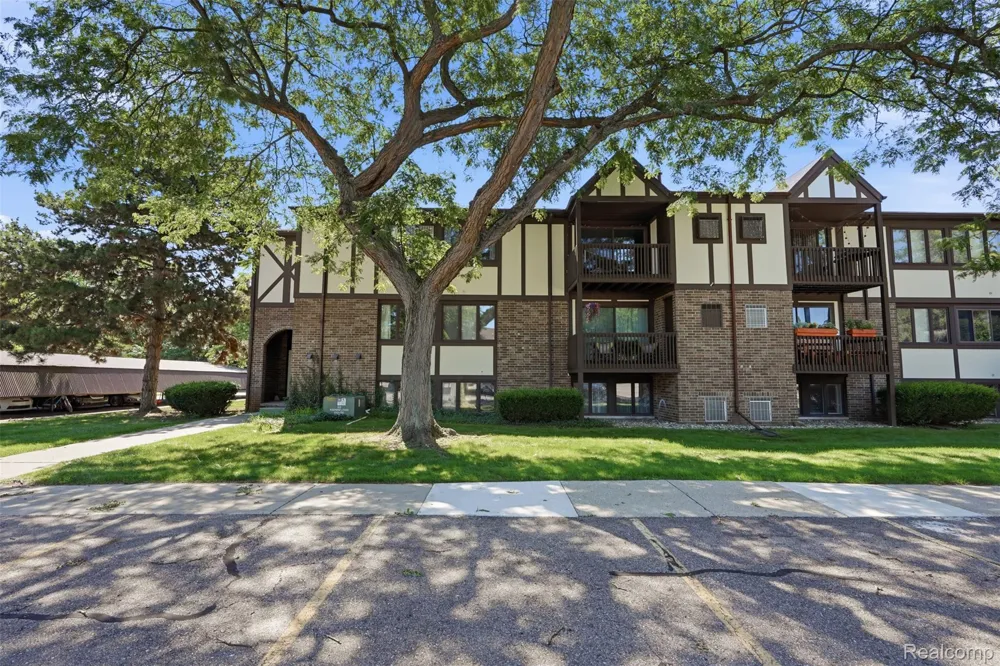 6160 Innkeepers Court #69 Meridian Charter Township, MI 48823