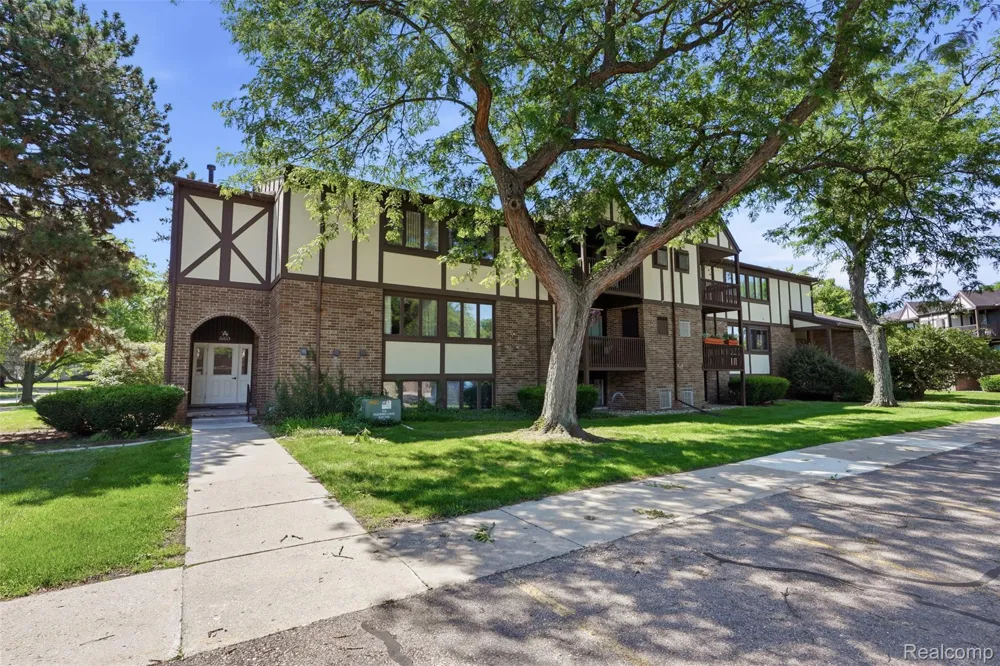 6160 Innkeepers Court #69 Meridian Charter Township, MI 48823