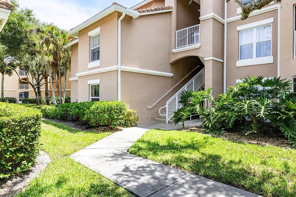 5060 Fairways Cir #F101 Vero Beach, FL 32967