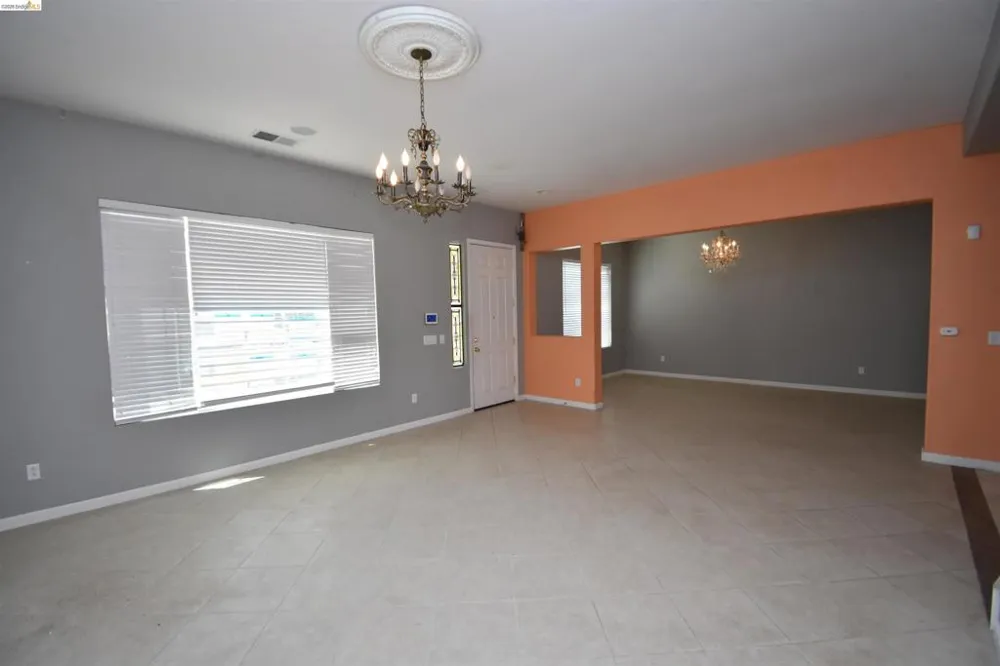 1875 Ventura Dr Pittsburg, CA 94565