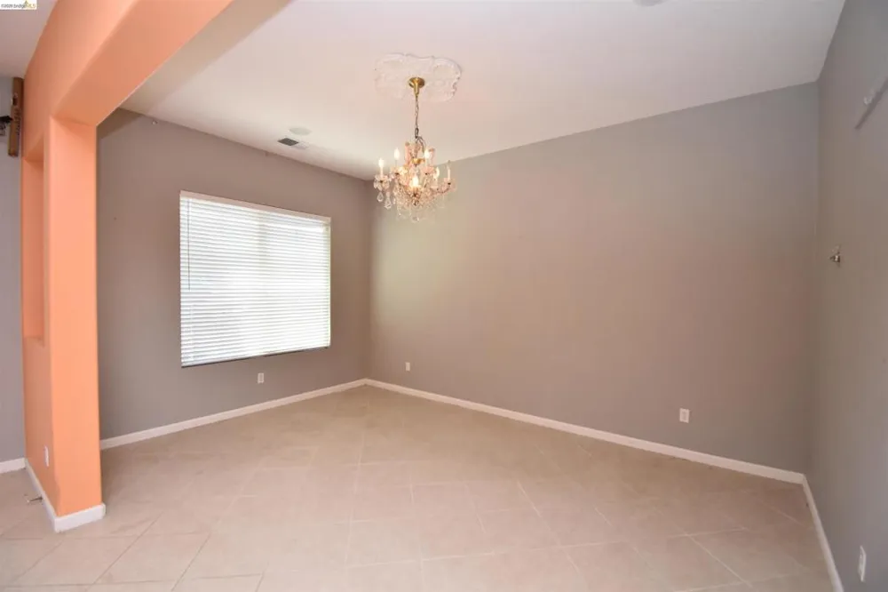 1875 Ventura Dr Pittsburg, CA 94565