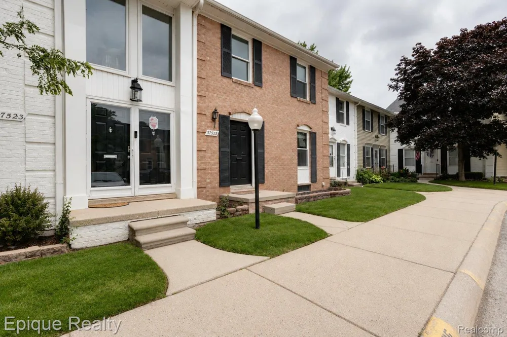 37525 Charter Oaks Boulevard Clinton Charter Township, MI 48036