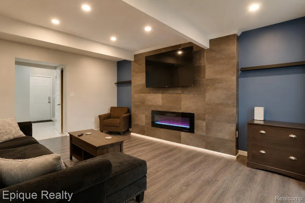 37525 Charter Oaks Boulevard Clinton Charter Township, MI 48036