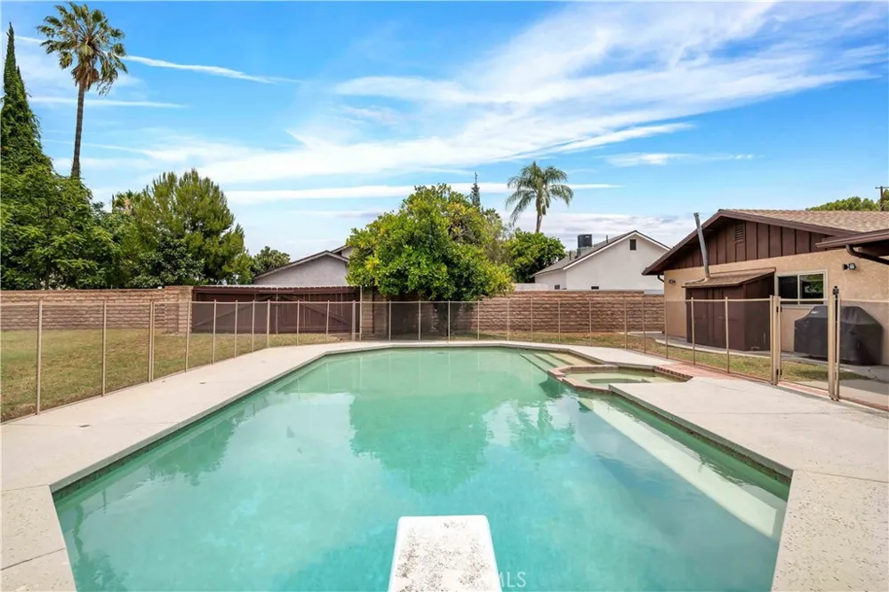 15803 Gault Street Lake Balboa, CA 91406
