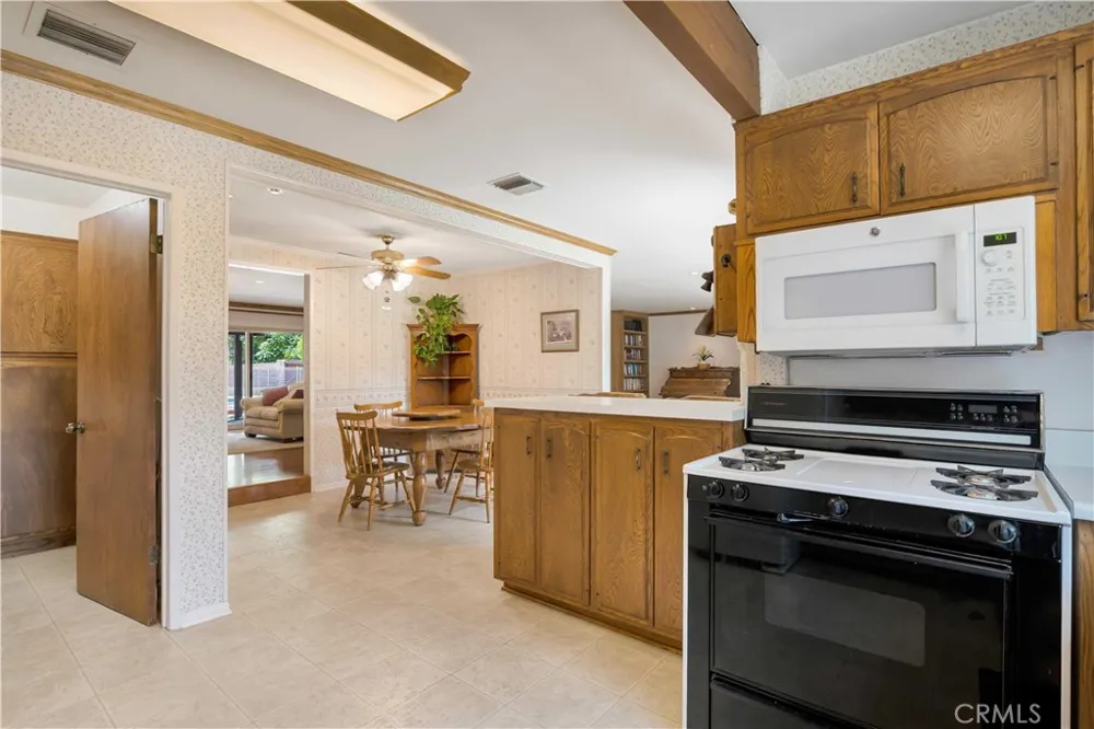 15803 Gault Street Lake Balboa, CA 91406