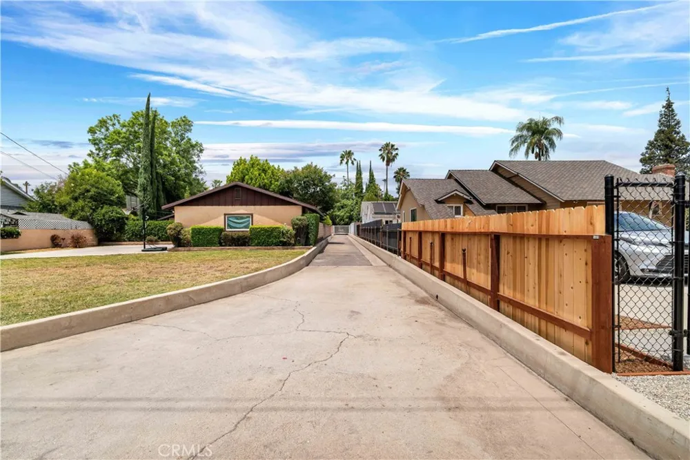 15803 Gault Street Lake Balboa, CA 91406