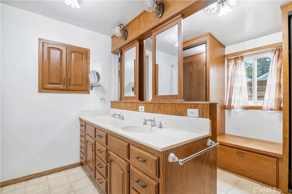 15803 Gault Street Lake Balboa, CA 91406
