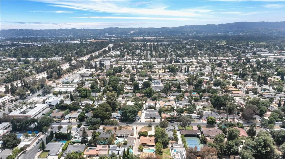 15803 Gault Street Lake Balboa, CA 91406