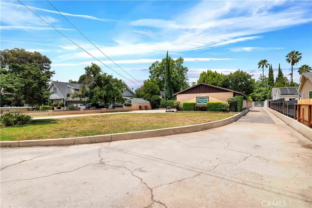 15803 Gault Street Lake Balboa, CA 91406
