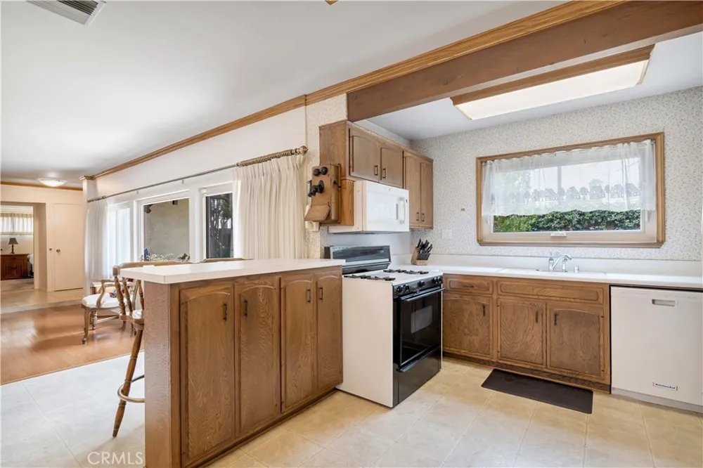 15803 Gault Street Lake Balboa, CA 91406