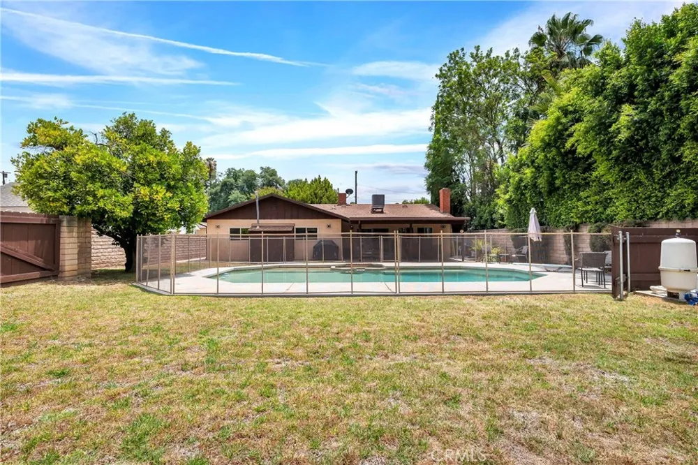 15803 Gault Street Lake Balboa, CA 91406
