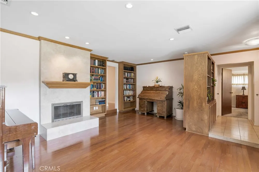15803 Gault Street Lake Balboa, CA 91406