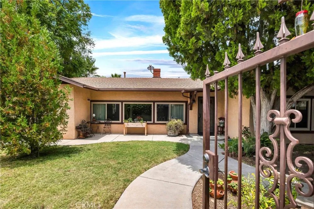 15803 Gault Street Lake Balboa, CA 91406