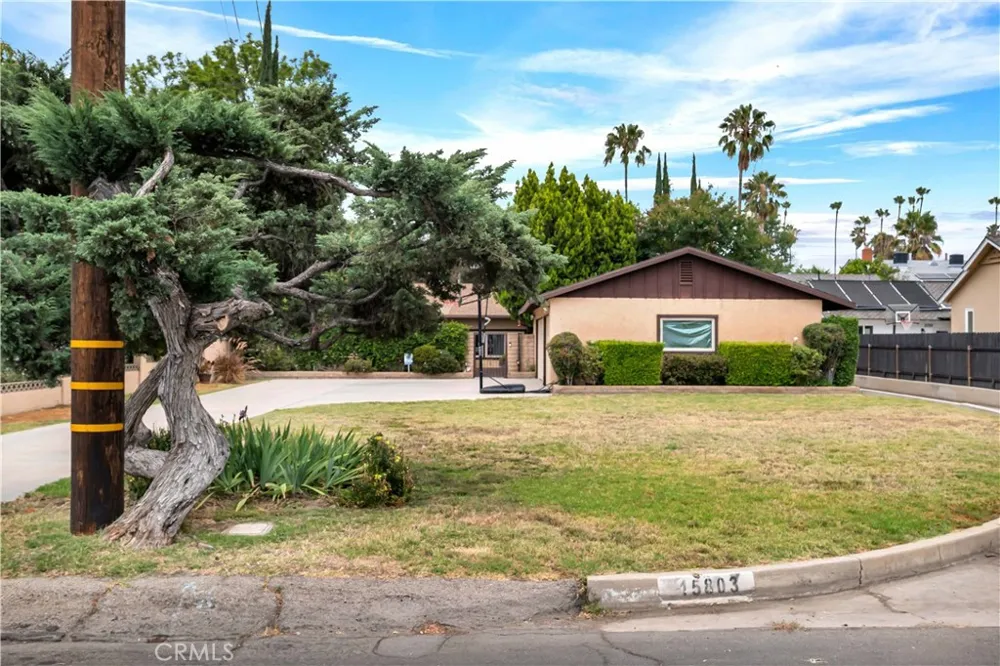 15803 Gault Street Lake Balboa, CA 91406