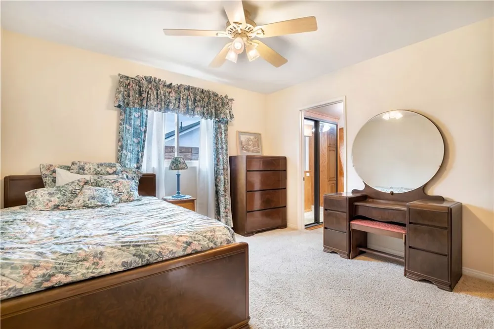 15803 Gault Street Lake Balboa, CA 91406