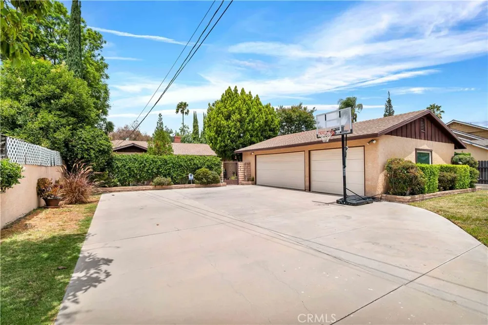15803 Gault Street Lake Balboa, CA 91406